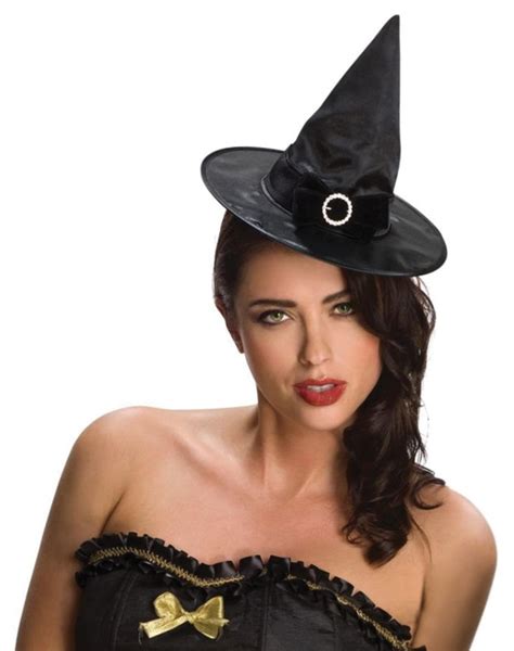 The witch hat with a bow: a trend that's here to stay